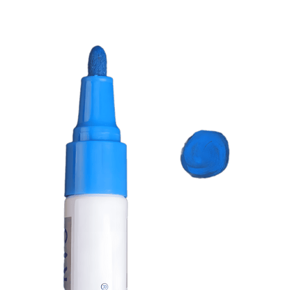 Close-up of a blue tire lettering paint pen with a fine tip for precise application. A blue paint swatch is displayed beside it, showcasing its bold, vibrant color. This waterproof and fade-resistant paint pen is designed for customizing tire lettering on cars, motorcycles, and bicycles, ensuring a durable and professional finish.